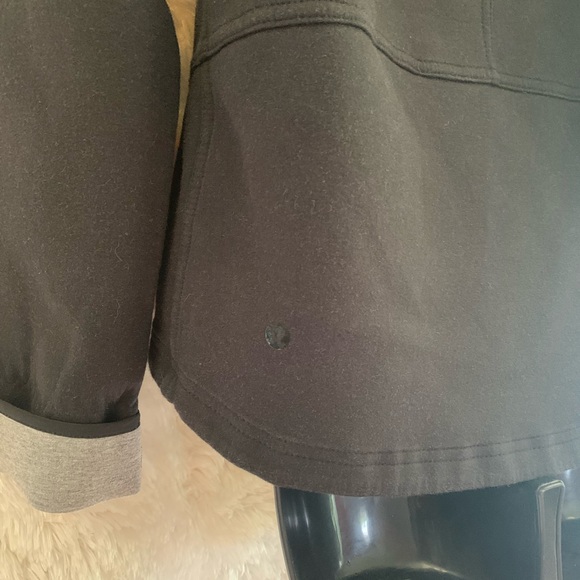 Ladies size 6 Black Lululemon Jacket! - Picture 6 of 8